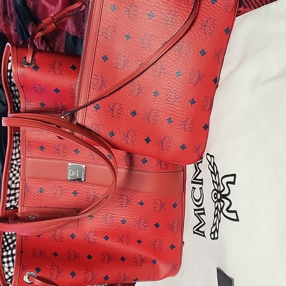AUTHENTIC MCM Liz medium Red reversible shopper tote,with detachable zip pouch - Picture 1 of 16